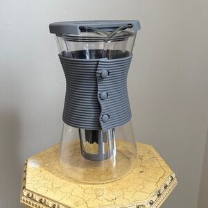 Pampered Chef Cold Brew Carafe with Silicone Grip. NWOT